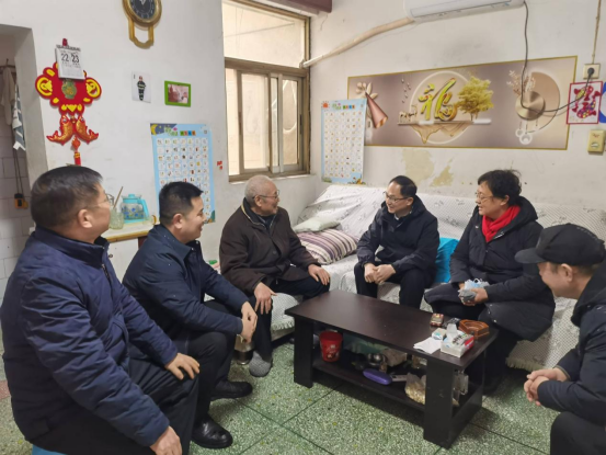 黨建引領聚合力 走訪慰問暖人心—產(chǎn)業(yè)集團開展春節(jié)走訪慰問老黨員活動48.png